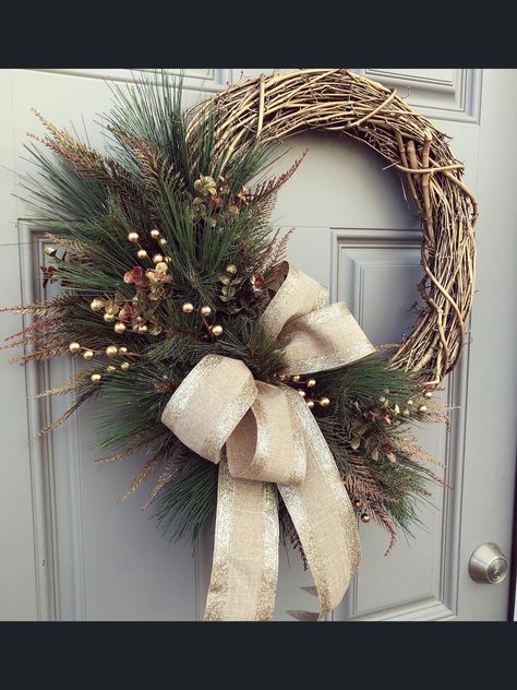 Grapevine Christmas, Christmas Bows Diy, Winter Wreath Diy, Golden Christmas, Grapevine Wreaths, Door Wreaths Diy, Christmas Floral Arrangements, Christmas Wreaths To Make, Xmas Wreaths