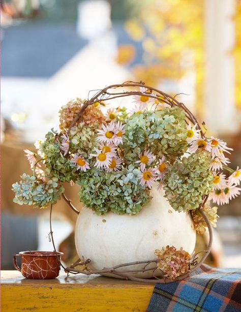 white pumpkin centerpiece Fall Hydrangea, Pumpkin Vase, Vase Deco, Dried Hydrangeas, Festive Dinner, Fall Flower Arrangements, Pumpkin Flower, Fall Arrangements, Pumpkin Fall Decor