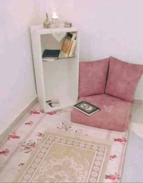 Praying Room, Muslim Prayer Room Ideas, Decoraciones Ramadan, Prayer Room Ideas, Designing Home, Prayer Corner, Islamic Decor, Prayer Room, Bedroom Furniture Design