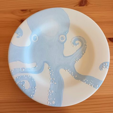 Octopus on a plate, pottery painting, before firing Dolphin Pottery Painting, Octopus Pottery Painting, Colour Me Mine Ideas, Paint Yourself Silly Pottery Ideas, Fish Pottery Painting, Creative Space Keramik Ideas, Plate Pottery Painting, Pottery Painting Ideas Plates, Creative Space Keramik