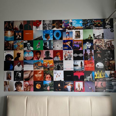 Room Decor Song Wall, Album Covers Bedroom Decor, Album Wall Bedroom, Poster Arrangement Ideas, Album Cover Wall Decor Bedroom Ideas, Bedroom Organization Tips, Album Cover Wall Decor, Room Decor Ideas Aesthetic, Aesthetics Room Decor