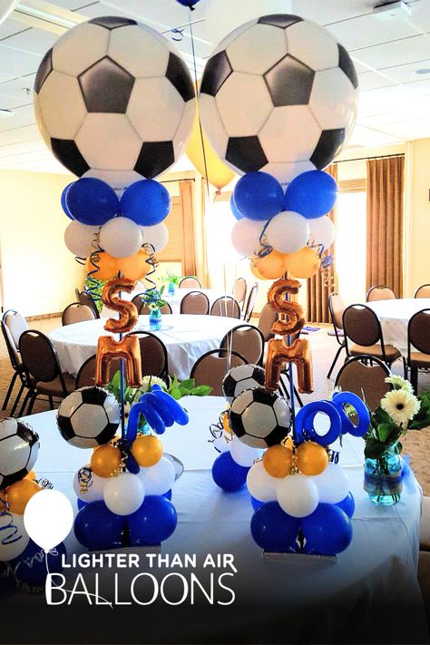 Soccer Centerpieces, Soccer Team Party, Simple Balloon Decoration, Soccer Banquet, Football Balloons, Banquet Centerpieces, Soccer Decor, School Soccer, Team Party