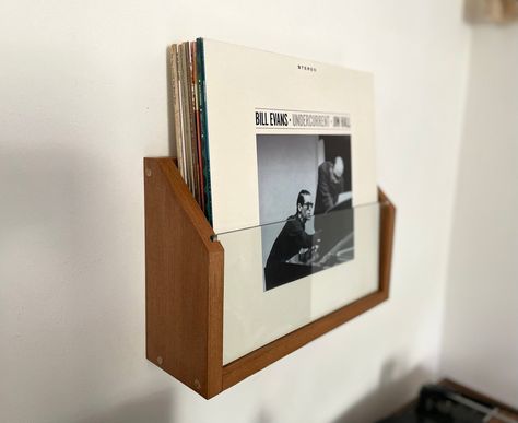 Cette étagère murale en vinyle sera parfaite pour organiser votre collection LP. Ses dimensions vous permettent d'accueillir plusieurs vinyles en même temps et avec son style années 50 il sera possible de le monter dans n'importe quelle pièce de la maison vous permettant de gagner de la place et de mettre en valeur vos vinyles. Grâce à la façade en verre transparent, chaque vinyle aura la mise en valeur qu'il mérite.  Il est possible de fixer ce présentoir au mur ou de le placer sur une étagère. Vinyl Record Storage Wall, Record Storage Wall, Records Shelf, Lp Record Stand, Lp Regal, Vinyl Record Shelf, Vinyl Record Stand, Lp Collection, Home Drawing