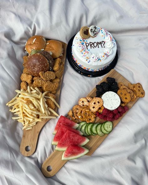 Charcuterie board, food board, prom ideas, promposal ideas, prom 2023 Food Promposal, Charcuterie Board Food, Promposal Ideas, Ideas Picnic, Picnic Inspo, Prom 2023, Picnic Ideas, Prom Ideas, Food Board