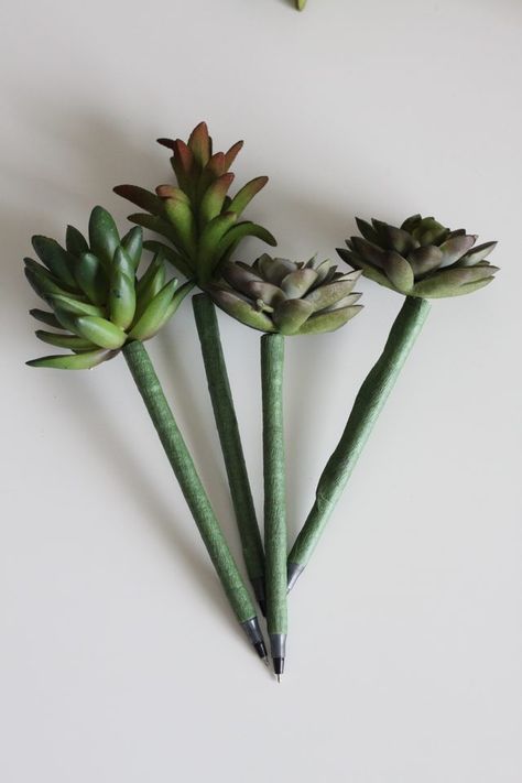 A simple step by step DIY article that shows you how to make a unique planter out of ball point pens and faux succulents. Diy Flower Pens Ideas, Diy Pen Decor, How To Decorate Pens, Pen Crafts Diy, Decorative Pens, Diy Pens, Succulent Diy, Diy Pen, Pen Toppers