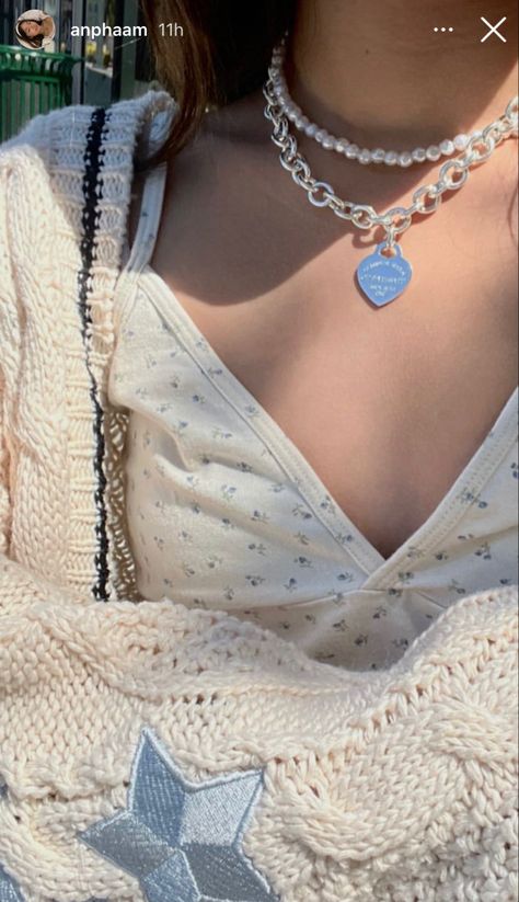 Tiffany Necklace Layering, Tiffany Toggle Necklace, Heart Necklace Tiffany, Aesthetic 2000s, Tiffany And Co Necklace, Necklace Outfit, Tiffany Necklace, Toggle Necklace, Stacked Jewelry