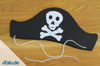 Fasching oder die nächste Kostümparty stehen vor der Tür? Mit einer Vorlage den passenden Piratenhut einfach selbst basteln - so wird´s gemacht. Pirate Hat Crafts, Halloween Costumes Kids Homemade, Homemade Pirate Costumes, Pirate Costume Kids, Pirate Costume Diy, Pirate Crafts, Pirate Accessories, Pirate Halloween Costumes, Kids Homemade