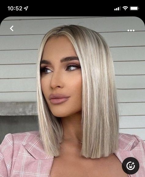 Lips 2023 Trend, Blonde Lob Straight, Platinový Blond, Short Platinum Blonde Hair, Bob Hairstyles Short, Blonde Hair With Roots, Ice Blonde Hair, Tan Skin Blonde Hair, Straight Blonde Hair