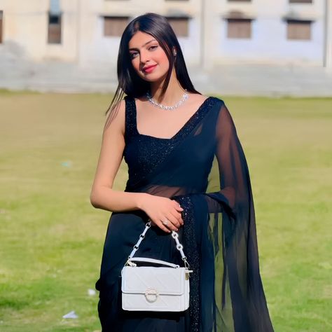 Saree For Freshers Party, Black Saree Aesthetic, Sarees For Girls, Simple Saree Designs, New Saree Blouse Designs, Fashionable Saree Blouse Designs, Fancy Sarees Party Wear, Beautiful Casual Dresses, Desi Fashion Casual