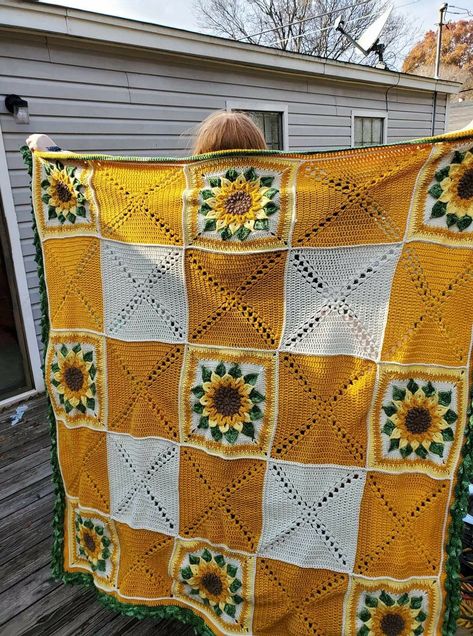 Sunflower Baby Blanket Crochet, Crochet Sunshine Blanket, Crochet Blanket Yellow, Sunflower Afghan Pattern Crochet Free, Crochet Aphgan Patterns Free, Crochet Sun Blanket, Cottagecore Crochet Blanket, Sunflower Blanket Crochet, Yellow Crochet Projects