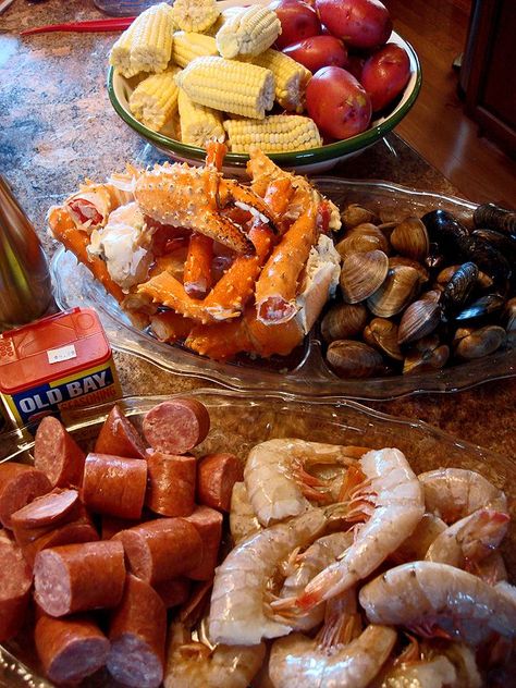 Seafood Boil. You've maybe heard it called many names: Frogmore Stew, Beaufort Stew, Lowcountry boil, Louisiana Crawfish boil or a tidewater boil.   Traditionally, you'll find them in places like Louisiana, South Carolina and New England, as well as some other coastal States that focus on their regional seafood and side dishes. There is no written rule as to what goes in the pot, but most agree that it should be well-seasoned! Seafood Broil, Seafood Boil Party, Seafood Boil Recipes, Boiled Food, Tasty Kitchen, Seafood Boil, Velvet Cupcakes, Seafood Dinner, Idee Pasto Sano