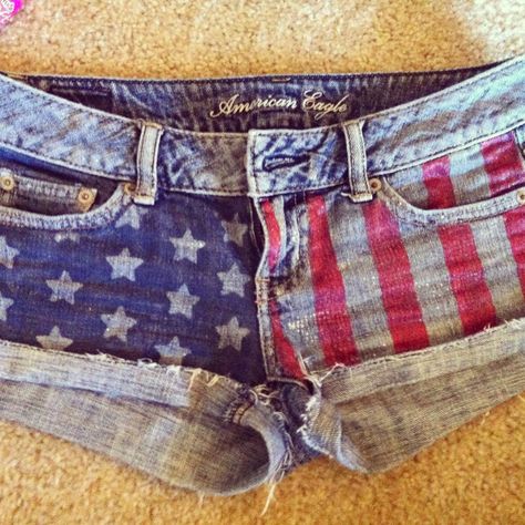 hand painted flag shorts (: super easy and pretty reasonable! for a fun and festive 4th of July outfit just grab a pair of jean shorts, painters tape, red and blue fabric paint, star stickers, and a brush! American Flag Shorts, 4th Of July Outfit, 4th Of July Outfits, Southern Girl, Star Stickers, Painters Tape, Fabric Paint, 2000s Fashion, Spring Summer Outfits