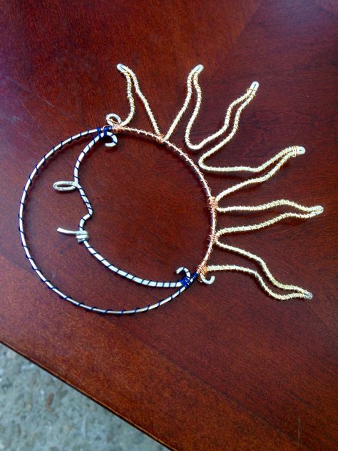 Crescent moon and sun wire wrap. Sun Wire Wrap, Wire Dreamcatcher, Crescent Moon And Sun, Wire Sun, Wire Moon, Copper Wire Art, Wire Jewelry Patterns, Wire Art Sculpture, Wire Diy