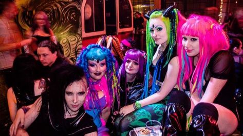 Cyber Goth Fashion was similar to Gothic fashion but with brighter colors. Goth Rave Outfits, Early 2000s Goth, Cybergoth Fashion, 2000s Goth, Bubble Goth, Goth Rave, Goth Outfit Ideas, Cyberpunk Clothes, Goth Outfit