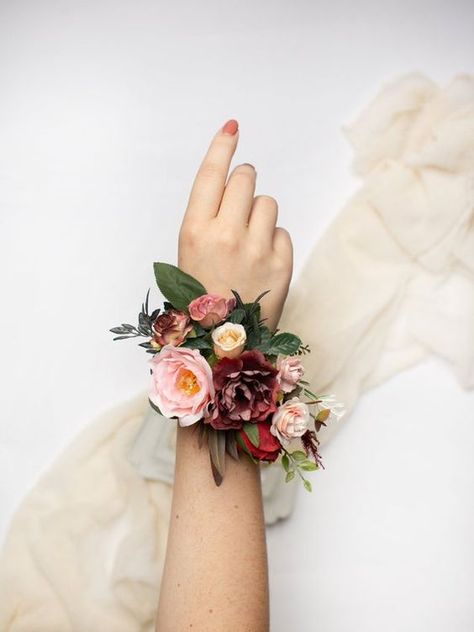 Boho Wrist Corsage, Corsage Bridesmaid, Corsage Purple, Bridesmaid Wrist Corsage, Red Corsages, Prom Flowers Corsage, Pastel Bridesmaids, Wrist Corsage Wedding, Floral Corsage