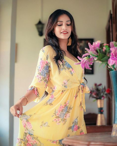 Akriti Agarwal, Girl Face, Shoulder Dress, Cold Shoulder Dress, Dresses With Sleeves, Long Sleeve Dress, Maxi Dress, Actresses, Leggings