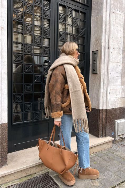 Cozy and Chic: 12 UGGs Outfit Ideas for Every Occasion - London Kensington Guide Light Wash Jeans Outfit Winter, Light Washed Jeans Outfit, Washed Jeans Outfit, London Spring Outfit, Light Wash Jeans Outfit, Wash Jeans Outfit, Ugg Outfits, Amsterdam Outfit, Light Washed Jeans