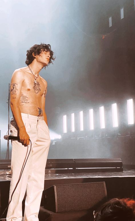 linds on Twitter: "I shot this on my phone at the Denver 2019 show and I’ve really been gatekeeping it ever since https://t.co/4HShn3ssG0" / Twitter The 1975 Live, Ratty Healy, Matty 1975, Matthew Healy, Rough Week, George Daniel, Matt Healy, Marriage Material, Unhealthy Obsession