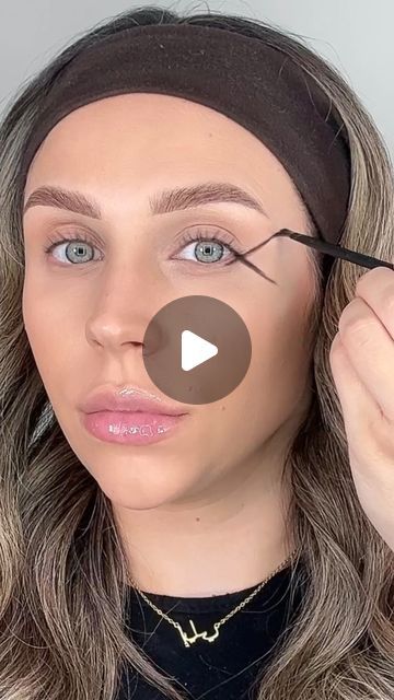 Eye Makeup Video, Soft Glam Palette, Tatti Lashes, Chinese Makeup, Makeup Secret, Perfect Eyeliner, Cat Eye Makeup, Makeup Mistakes, Eye Liner Tricks