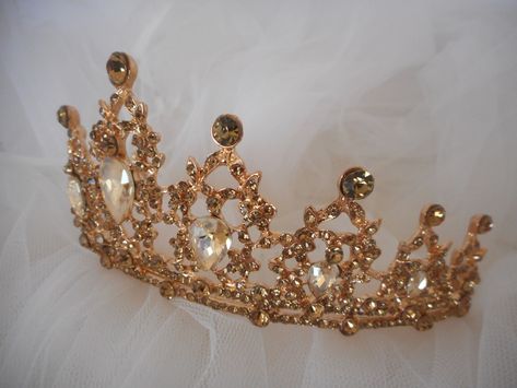 Gold Tiara Aesthetic, Quince Tiaras Gold, Golden Crown Aesthetic, Gold Crown Aesthetic, Notion Photos, Bueaty And The Beast, Quince Crown, Beauty And The Beast Quince, Golden Tiara