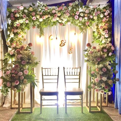 Engagement Backdrop Ideas At Home, Backdrop Ideas At Home, Engagement Backdrop Ideas, Dekor Lamaran, Backdrop Engagement, Engagement Backdrop, Foto Pertunangan, Flower Wall Wedding, Modern Sofa Living Room