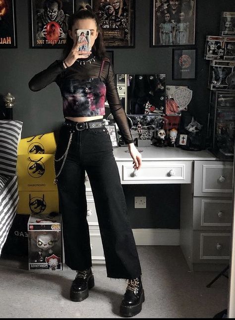 Bring Me The Horizon Concert Outfit, Concert Outfit Metal, Bmth Concert Outfit, Mesh Top Outfit Grunge, Bmth Outfit, Maneskin Concert Outfit, Gig Outfit Ideas, Goth Festival Outfit, Metal Concert Outfit Ideas