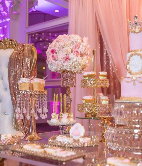 Ooooh! We recommend having sparkly decorations for your rose gold quinceañera! It will definitely catch your guests’ attention! Check out our rose gold planning article (link in bio). ✨🌸💛 Decor: @burbujaeventstylist 📸: @cristiangphotography Rose Gold Quinceanera Theme, Gold Quinceanera Theme, Wedding Rose Gold Theme, 15 Party Ideas Quinceanera, Rose Gold Quince, 15 Party Ideas, Rose Gold Quinceanera, Sweet 15 Party Ideas Quinceanera, Sweet 15 Party Ideas