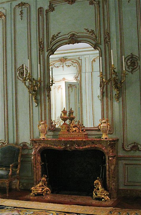 FRENCH ROOM MARBLE FIREPLACE: Breche d'Alep Marble, 1765. Part of the suite of historic French drawing rooms, state rooms and bedrooms at The Metropolitan Museum of Art, NYC. Christian Orlov Photograph 2015. Antique Fireplace Mantels Decor, Rococo Fireplace, Fireplace In Kitchen, Fireplace Victorian, Gold Fireplace, Italian Fireplace, French Room, Fireplaces Layout, Inset Fireplace