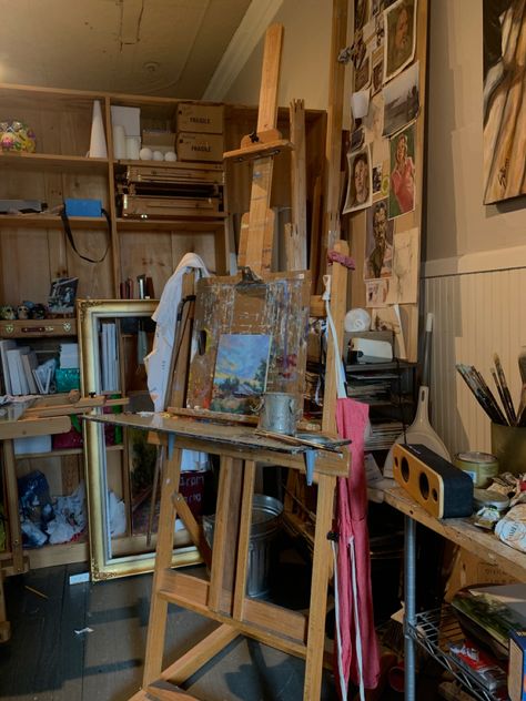 aesthetic golden hour painting room, painting studio, messy artist studio Messy Art Studio Aesthetic, Messy Art Room Aesthetic, Messy Artist Room, Full Time Artist Aesthetic, Messy Painting Aesthetic, Messy Artist Aesthetic, Artist Room Aesthetic, Artist Bedroom Aesthetic, Messy Art Studio