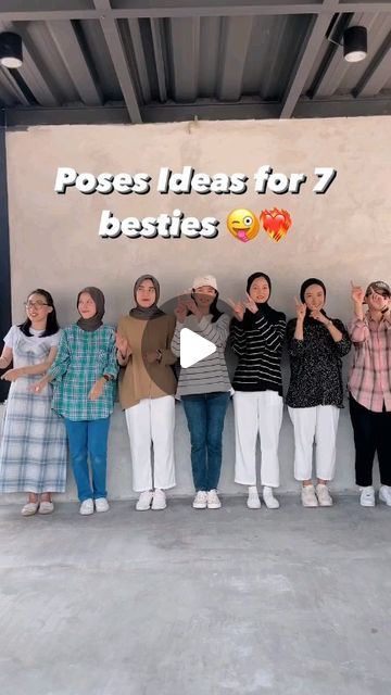 vibes photography™ | 3ᴍ on Instagram: "Posing ideas for besties 👯‍♀️😍 Tag your besties 💕 
by @yankeecloset
.
.
©®™Copyright ©️ issues please text or mail us to remove your content 🙏🏻 ( E-mail - Vibesphotographyy@gmail.com )
. 
.
#reels #besties #reelsinstagram #posingtips #posingideas #posing #poses #portraitphotography #friends #instagram" Group Selfie Poses, Ideas For Besties, Vibes Photography, Group Photography Poses, Group Poses, Best Friend Poses, Group Shots, Group Photography, Friends Instagram