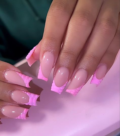 Pink Croc Nails Short, Pink Croc French Tip Nails, Croc Nail Design French Tip, Pink French Tip Nails Design, Croc Nails Pink, Short French Tip Acrylic Nails Pink, Pink French Tip Designs, French Croc Nails, Pink Croc Print Nails