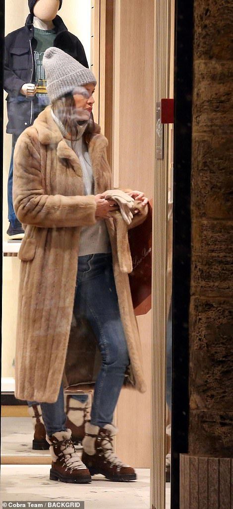 Treat your toes to some shearling boots like Dasha in Sigerson Morrison #DailyMail How To Style Fur Coat, Shearling Boots Outfit, Shearling Coat Outfit, Sherling Boots, Fur Boots Outfit, Saturday Fashion, Dasha Zhukova, Roman Abramovich, Brown Fur Coat