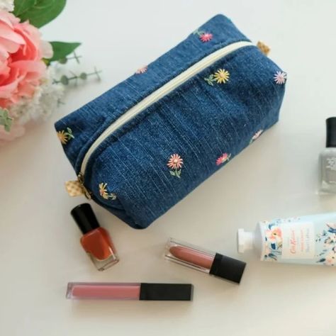 DIY Old Jeans Recycle Tote Bag | Instagram Refashion Jeans, Old Jeans Recycle, Diy Old Jeans, Recycle Tote Bag, Diy Makeup Bag, Make Up Bags, Travel Toiletry Bag, Recycle Jeans, Denim Diy