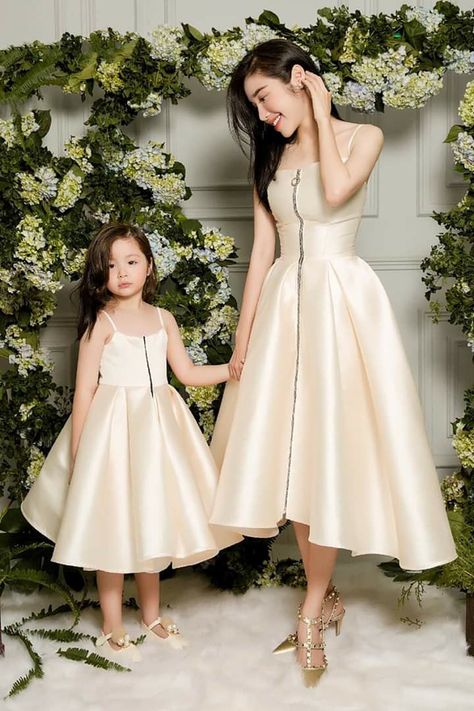 Mummy And Daughter Same Dress, Mom Daughter Matching Dresses, Mom Daughter Outfits, Mother Daughter Fashion, Dresses Western, Modest Dresses Fashion, Mom And Daughter Matching, Baby Party Dress, Frock For Women