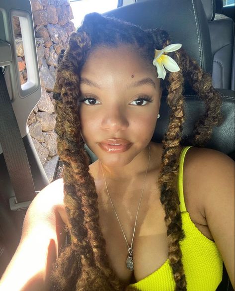 Halle Bailey, Halle, A Woman, On Twitter, Yellow, Twitter