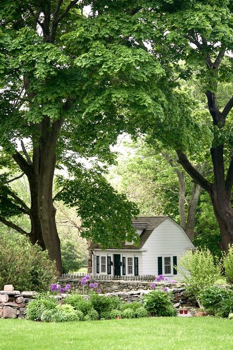 Scenes from Spring in Bristol, Rhode Island - New England Today Moody Farmhouse, Bristol Rhode Island, New England Aesthetic, Tour Design, Find Your Peace, New England Farmhouse, Kitchen Tour, New England Homes, Little Cottage