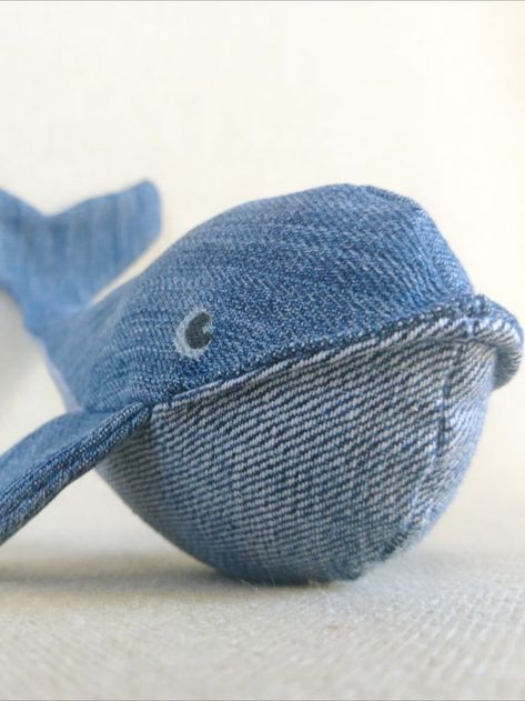 Sock Animals Patterns, Artisanats Denim, Whale Plush, Textile Art Dolls, Fabric Paint Diy, Denim Crafts Diy, Sewing Stuffed Animals, Denim Quilt, Denim Ideas