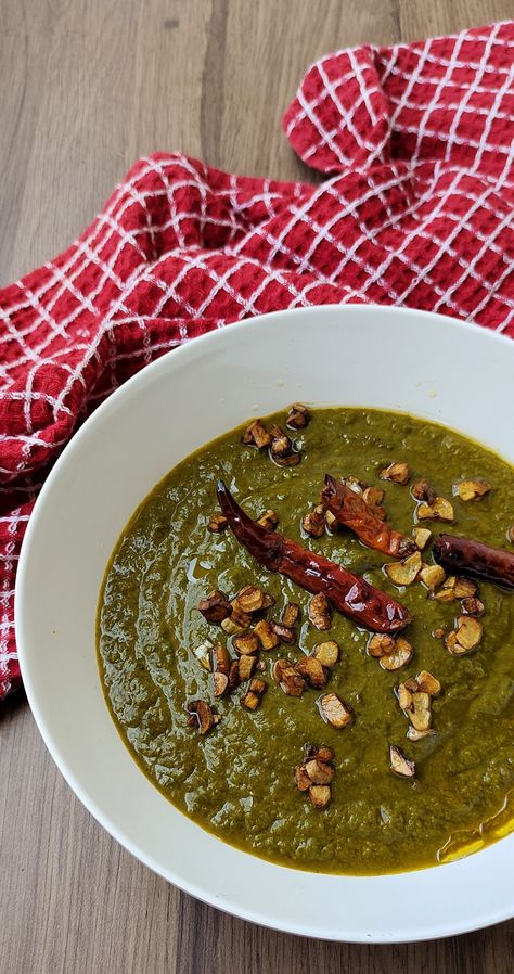 Lehsooni Palak, Lasooni Palak Curry Gravy Recipe, Red Gravy, Punjabi Cuisine, Vegetarian Platter, Punjabi Food, Vegan Milk, Vegan Curry, Garlic Fries, Vegetable Stir Fry