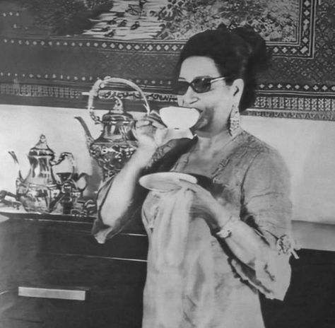 Om Kolthoum, Om Kalthoum, Umm Kulthum, Art Arabe, Egypt Aesthetic, Egyptian Movies, Middle Eastern Culture, Egyptian Beauty, Minding My Own Business