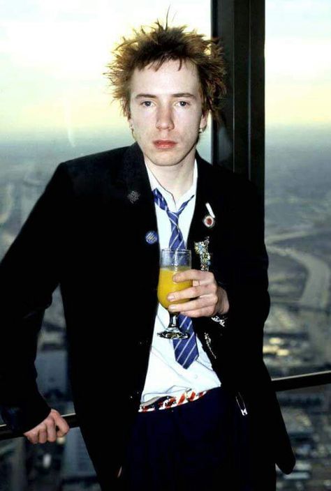 John Lydon 5th Jan 77 Atlanta John Lydon 70s, John Lydon Style, Jonny Rotten, Punks 70s, John Lydon, Sid And Nancy, Johnny Rotten, 70s Punk, Punk Poster