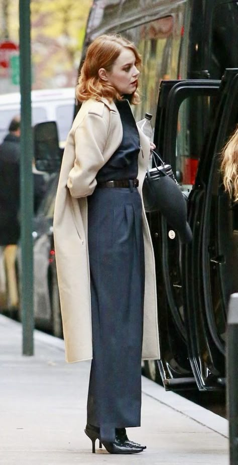 Emma Stone Street Style Hollywood Romantic Movies, Emma Stone Street Style, Emma Stone Outfit, Hollywood Horror Movies, Hollywood Action Movies, Emma Stone Style, Monochromatic Fashion, Stone Street, Famous Person