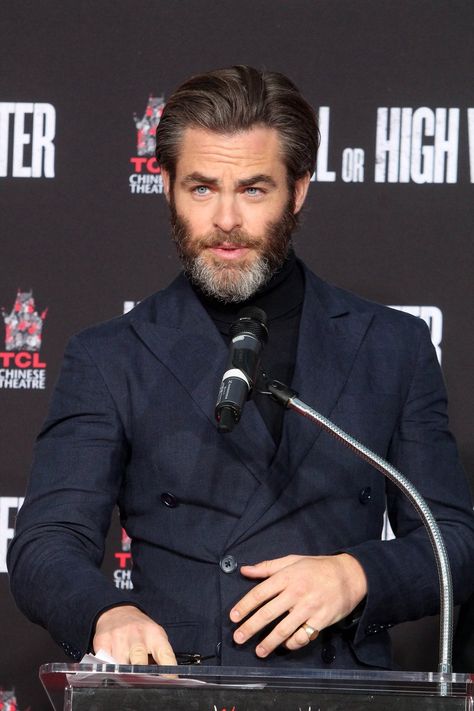 Chris Pine Chris Pine Beard, Chris Pine Style, Cris Pine, Jack Burton, Pine Nut, Logan Lerman, Cool Hairstyles For Men, Evolution Of Fashion, Chris Cornell