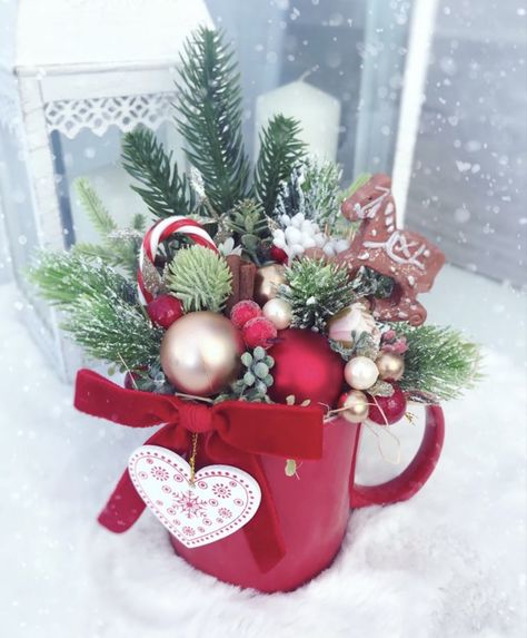 Christmas Flower Arrangements, Homemade Christmas Decorations, Diy Christmas Gifts Cheap, Christmas Floral Arrangements, Christmas Centerpieces Diy, Christmas Arrangements, Handmade Christmas Decorations, Christmas Tea, Christmas Crafts Decorations