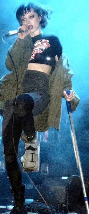 Alice Glass / Crystal Castles Alice Crystal Castles, Alice Glass Aesthetic, Crystal Castles Wallpaper, Crystals Castles, Crystal Castles Aesthetic, Alice Glass Crystal Castles, Alice Glass, Crystal Castles, Trendy Bob Hairstyles