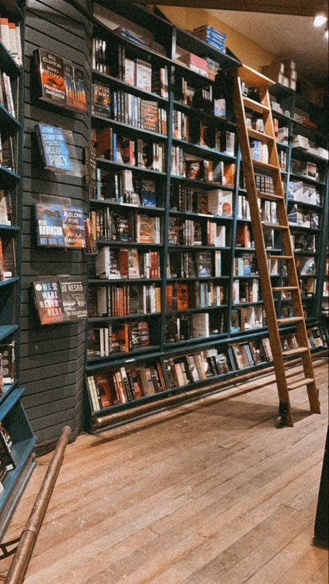 Small Book Shop Design, Small Book Shop Aesthetic, Small Bookshop Aesthetic, Coffee Shop With Library, Book Store Cafe Aesthetic, Bookshop Cafe Design, Coffee Book Shop Design, Small Book Store Ideas, Cool Book Stores