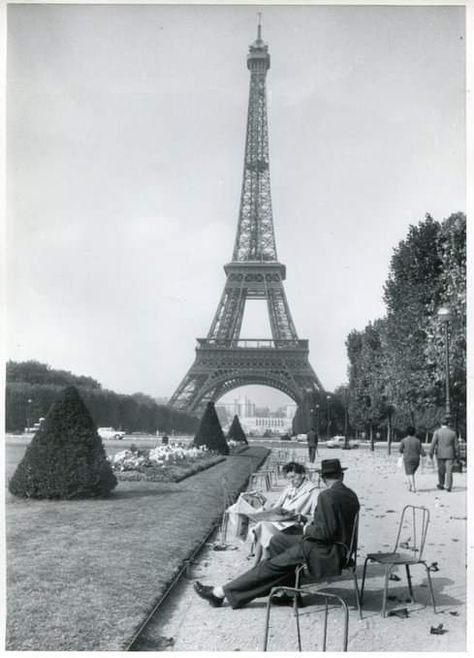 Paris Old Photo, Paris Old Aesthetic, Black And White Photography City, Paris Black And White Photography, Paris City Photography, Vintage Black And White Aesthetic, Black And White Old Photos, Vintage Aesthetic Black And White, Black And White Vintage Photos