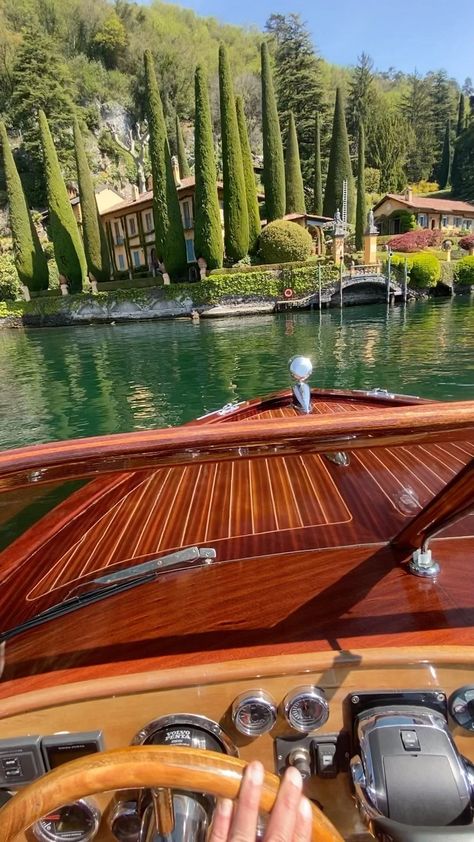 Lake Como Boat, Aesthetic Video Ideas, Visuals Aesthetic, Aesthetics Nature, Lake Como Villas, Backgrounds Vintage, Relaxing Videos, Nature Aesthetics, Boat Wallpaper