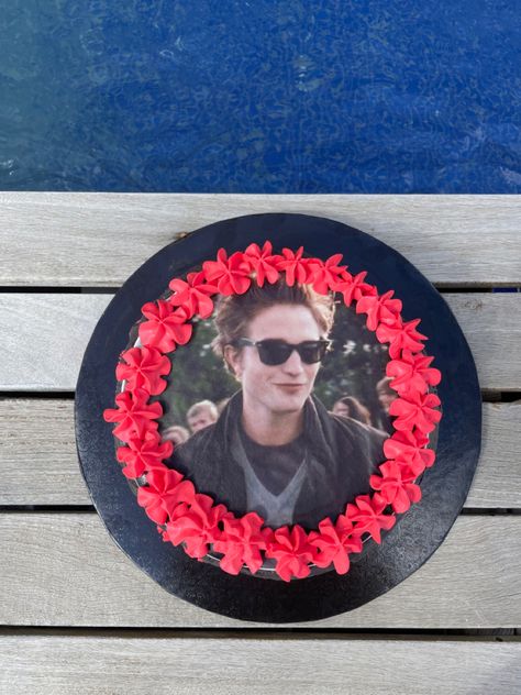 Edward Cullen Cake, Twilight Cake Ideas, Twilight Cake, Twilight Party, 17th Birthday Ideas, 16 Birthday Cake, 24th Birthday, 22nd Birthday, Caking It Up