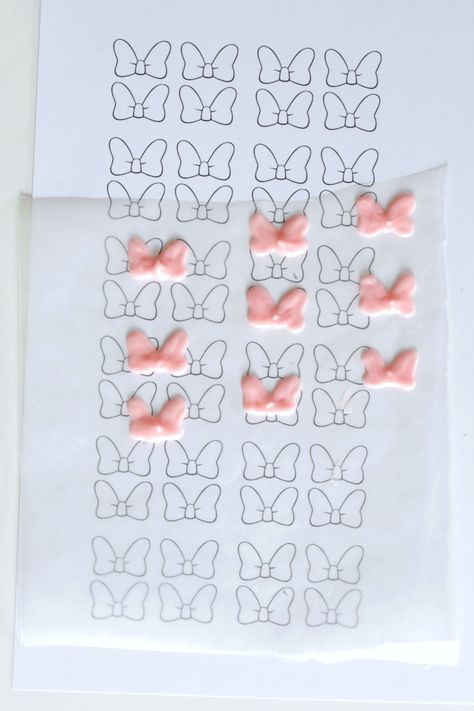 Mouse Bow Template Mini Mouse Cookies Royal Icing, Royal Icing Bow, Minnie Mouse Cookie Cake, Mini Mouse Cupcakes Ideas, Minnie Mouse Bow Template, Minnie Mouse Desserts, Flora Disney, Minnie Mouse Cupcake Cake, Cupcakes Minnie Mouse