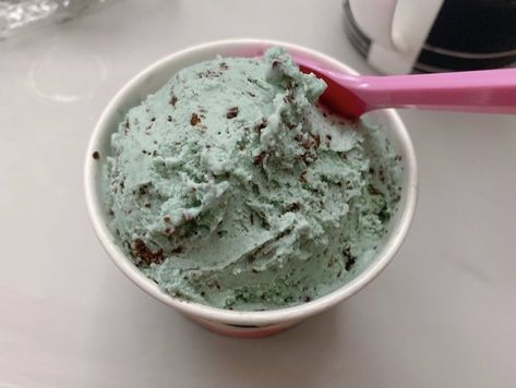 Mint Choco, Mint Chocolate Ice Cream, Mint Chocolate Chip Ice Cream, Mint Ice Cream, Choco Chips, I Love Chocolate, Mint Chocolate Chips, Ice Cream Flavors, Chocolate Ice Cream